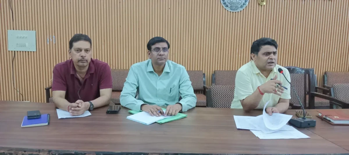 मुजफ्फरनगर: आईजीआरएस-सीएम हेल्पलाइन पर ढिलाई बर्दाश्त नहीं, एडीएम ने दिए सख्त निर्देश