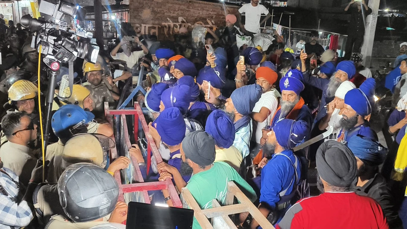 हेमकुंड साहिब यात्रा को लेकर निहंग सिखों और पुलिस में तनाव, बैरिकेडिंग तोड़ने का आरोप