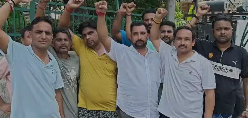 सुभाष नगर में बिजली संकट पर फूटा लोगों का गुस्सा, सड़क पर उतरकर किया प्रदर्शन