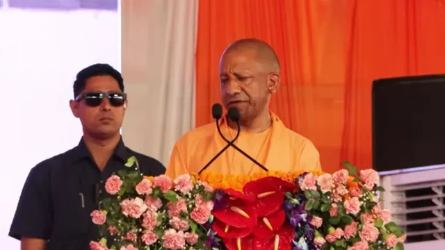 हाथरस को 548 करोड़ की सौगात, सीएम योगी बोले- शांति से हो रहे 12 हजार जुलूस