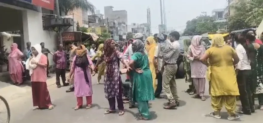 मुजफ्फरनगर: शव को लेकर चौकी पर बवाल, परिजनों ने सड़क पर लगाया जाम
