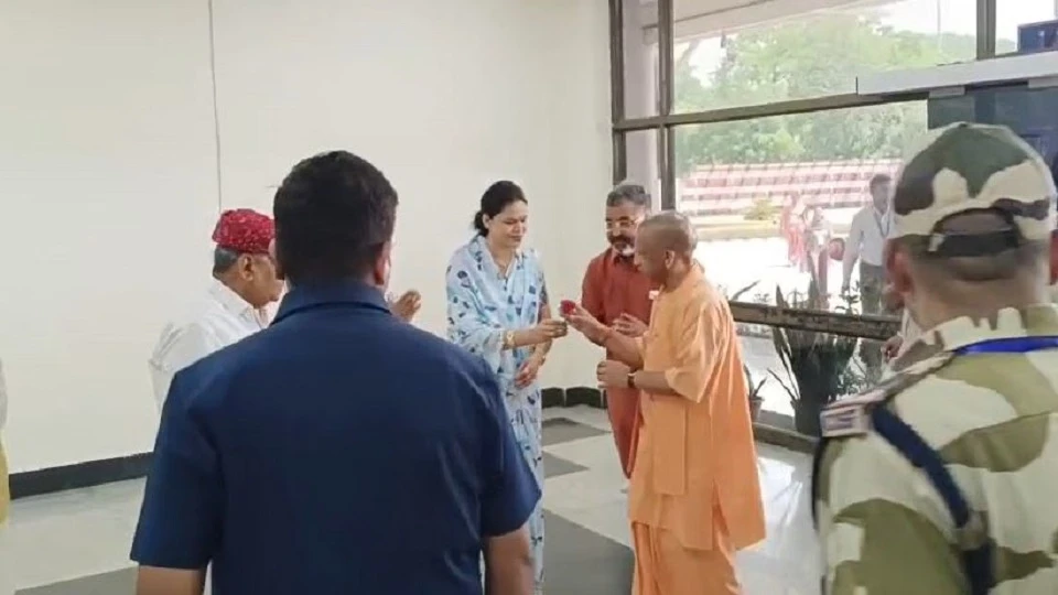 हाथरस से लौटकर आगरा पहुंचे सीएम योगी, विकास और कानून-व्यवस्था पर करेंगे समीक्षा