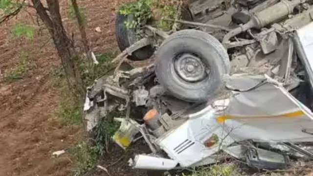 पुणे में बड़ा हादसा: ट्रेकिंग पर निकली बस खाई में गिरी, 2 की मौत