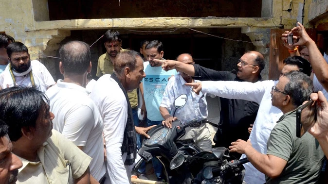 कांग्रेस कार्यालय में हंगामा, नेताओं के सामने कार्यकर्ताओं में मारपीट