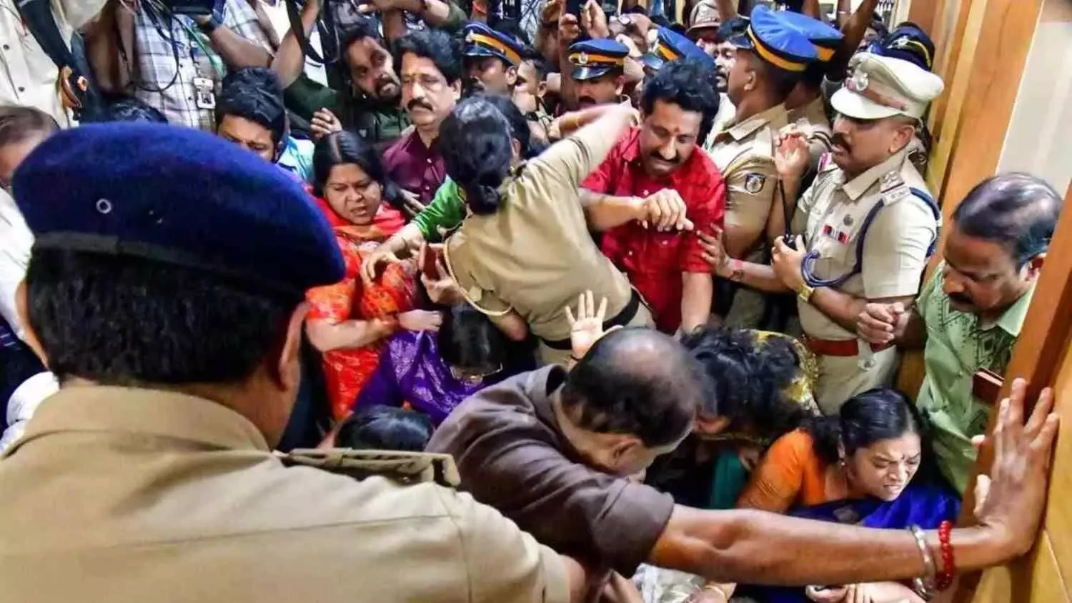 तिरुवनंतपुरम नगर निगम में हंगामा, भाजपा–कांग्रेस पार्षदों में हाथापाई