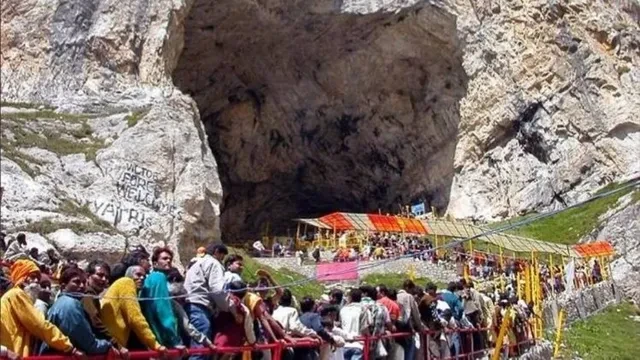 अमरनाथ गुफा में हुई पहली पूजा, LG मनोज सिन्हा ने किया उद्घाटन