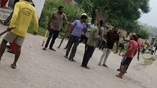 भरूच में दर्दनाक हादसा: निर्माणाधीन मॉल की दीवार गिरी, पिता-पुत्र की मौत