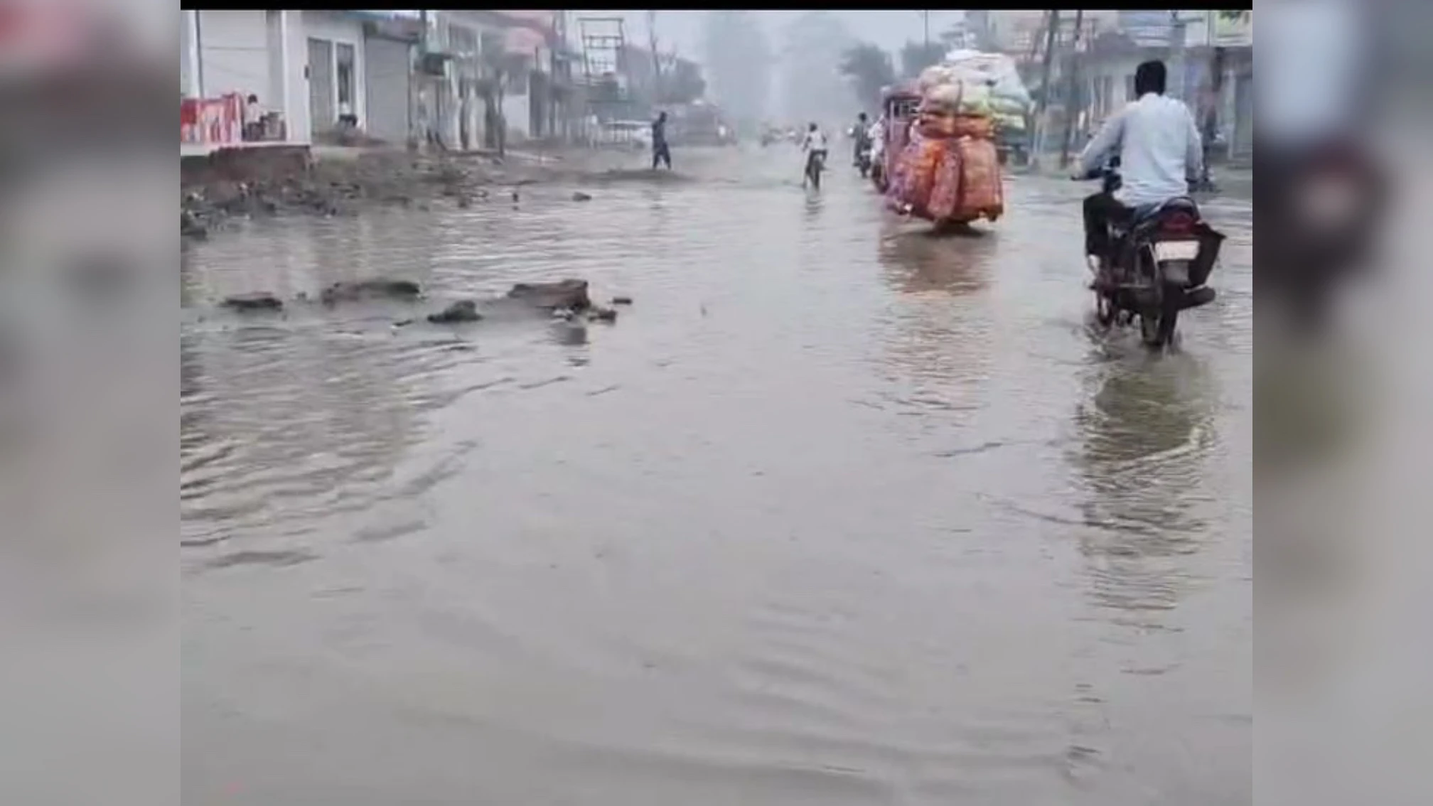 मुजफ्फरनगर: कांवड़ यात्रा से पहले NH-58 की बदहाली, जलभराव से लोग परेशान