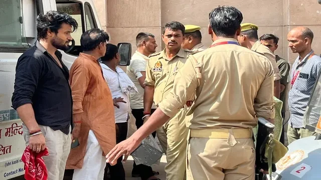 वाराणसी में बड़ी लापरवाही, पीएसी जवान की बंदूक से फायरिंग में तीन लोग घायल
