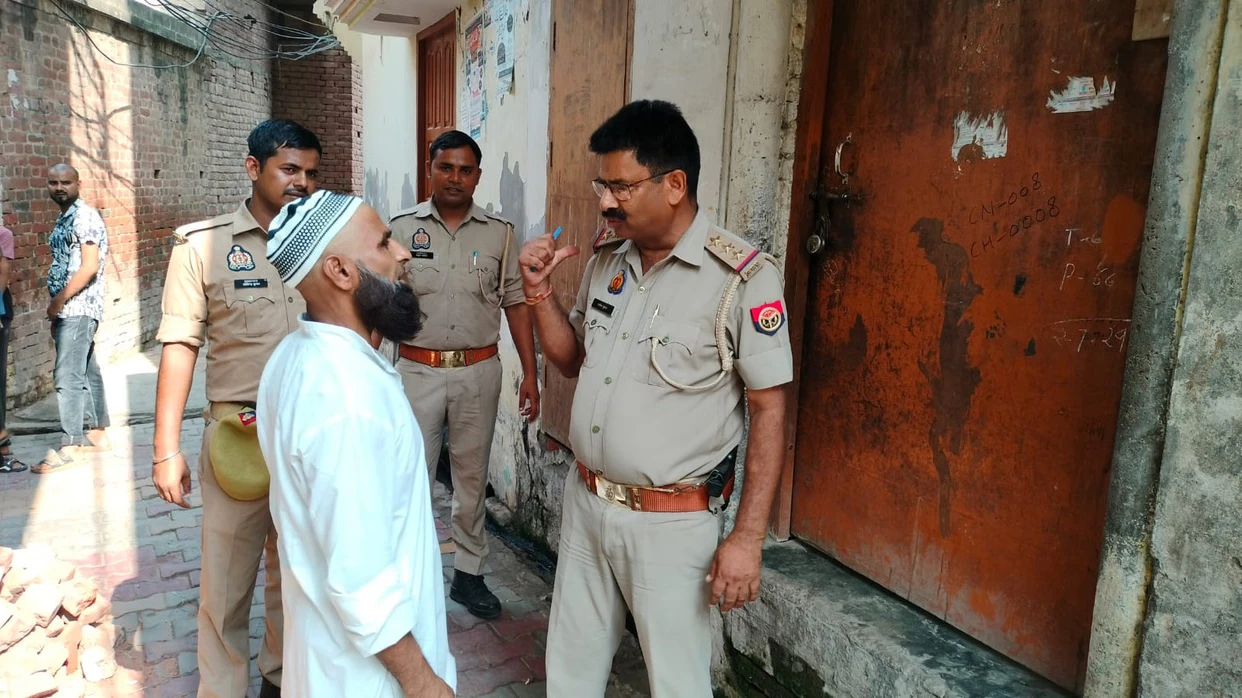मुजफ्फरनगर: फुलत मदरसे पर धर्मांतरण आरोपों की जांच, पुलिस और एलआईयू ने की छानबीन