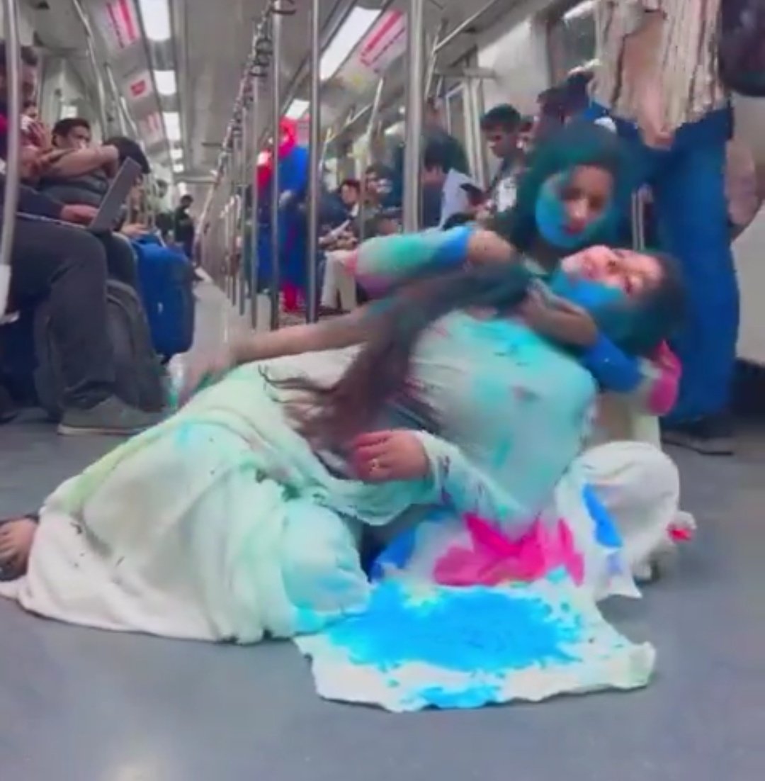 दिल्ली मेट्रो में लड़कियों ने खेली 'अश्लील होली', डीएमआरसी ने दी सफाई