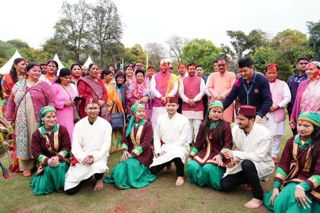 उत्तराखंड में खूब उड़ा अबीर-गुलाल, ढोल-दमाऊ बजाकर पारंपरिक गीतों पर थिरके सीएम धामी