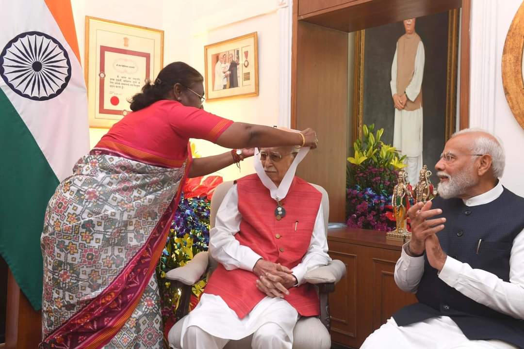 राष्ट्रपति ने घर जाकर आडवाणी को 'भारत रत्न' से किया सम्मानित, पीएम मोदी भी रहे मौजूद