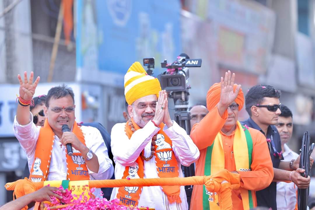 सीकर में अमित शाह का रोड शो, खुली जीप में डेढ़ किलोमीटर की दूरी तय