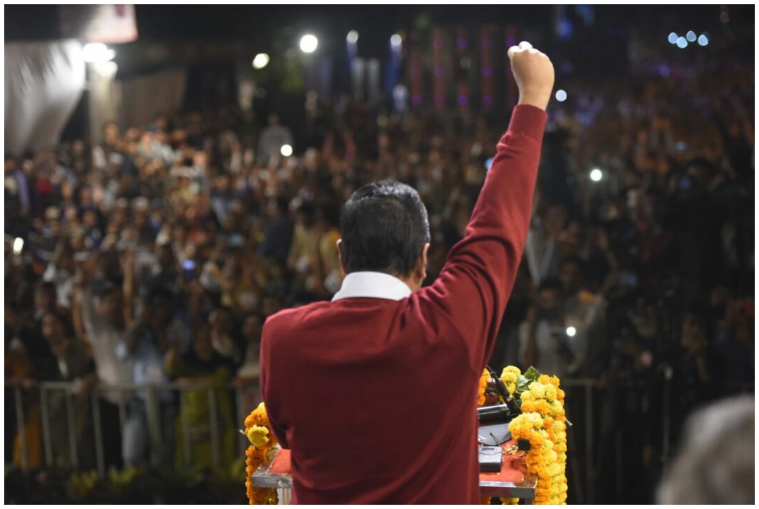 बताओ वह कौन है, कहाँ है?
