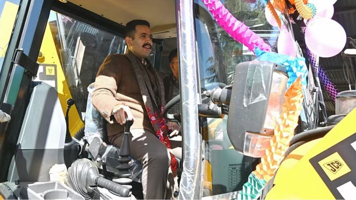 मंत्री विक्रमादित्य ने चलाई जेसीबी: 14 मशीनों को दिखाई हरी झंडी