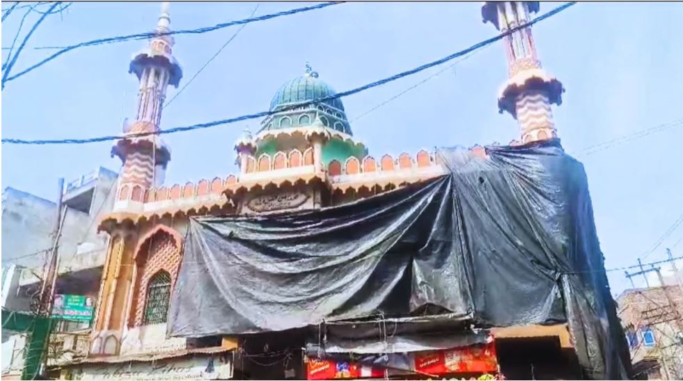 होली से पहले अलीगढ़ की मस्जिदों को काले तिरपाल से ढका