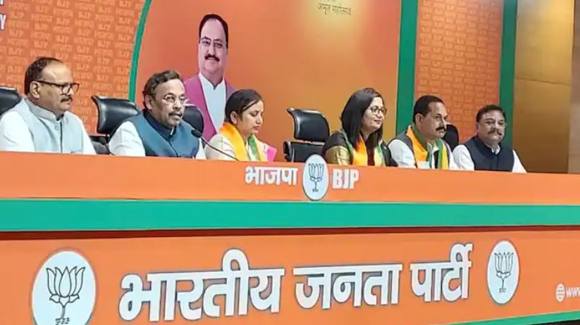यूपी में बसपा को झटका; लालगंज सांसद संगीता आजाद पति सहित हुईं भाजपा में शामिल