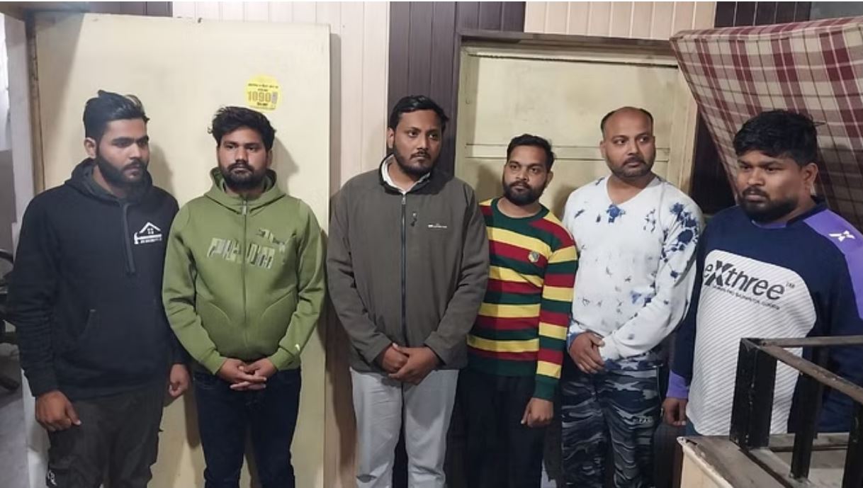 मेरठ में पकड़े गए सॉल्वर गैंग के छह सदस्य, मोबाइल में मिले पेपर लीक के सबूत