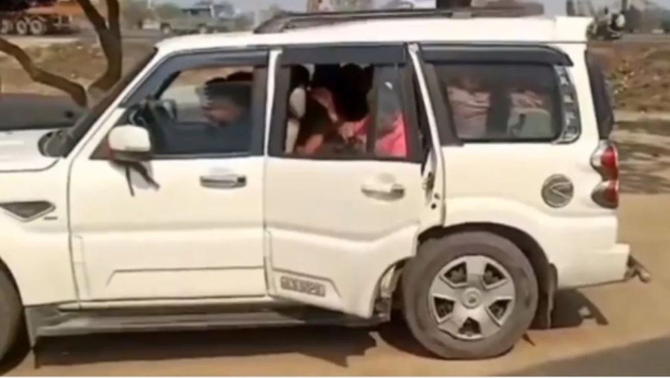 स्कॉर्पियो से एक-एक कर उतरे 18 लोग, देसी जुगाड़ देख लोगों ने पकड़ लिया माथा