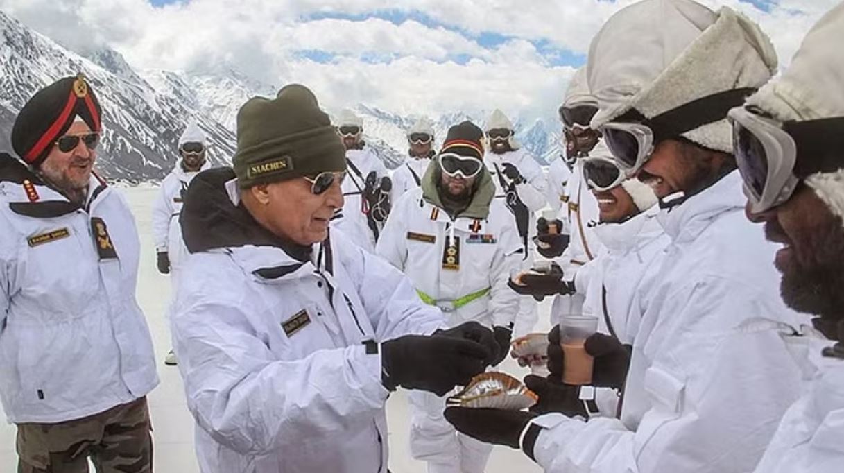 इस बार सियाचिन ग्लेशियर में खास होगी होली, खुद जवानों के पास जाएंगे रक्षा मंत्री राजनाथ सिंह