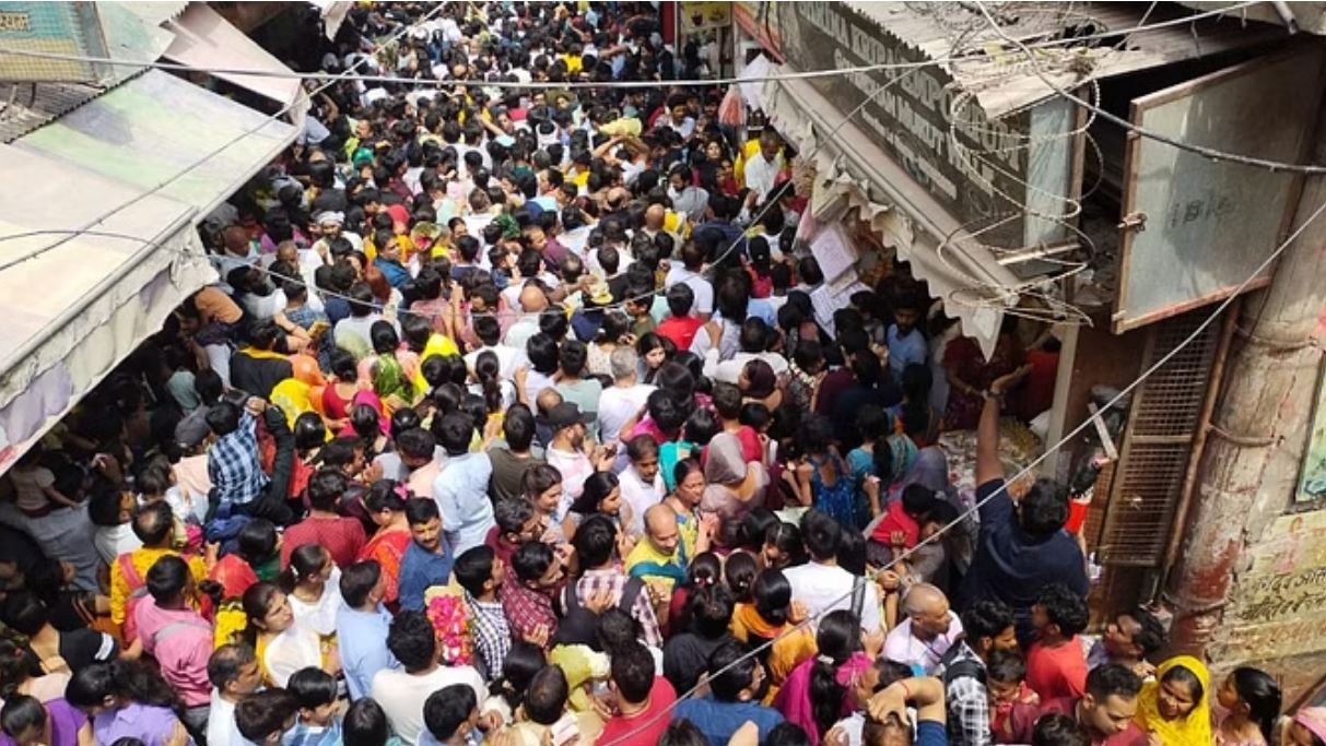 मथुरा: बांकेबिहारी के दर्शन के लिए लगी लंबी कतार, एक श्रद्धालु बेहोश
