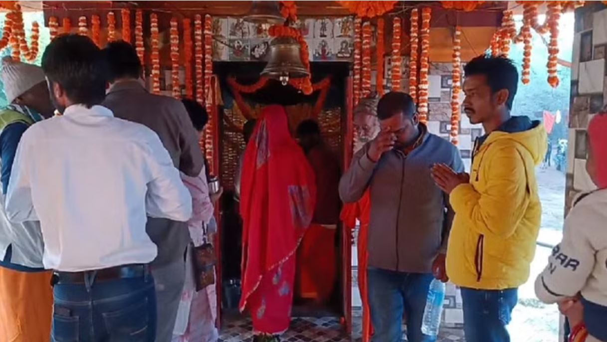 महाशिवरात्रि: ज्वालेश्वर महादेव के मंदिर में शिवभक्तों ने की पूजा-अर्चना