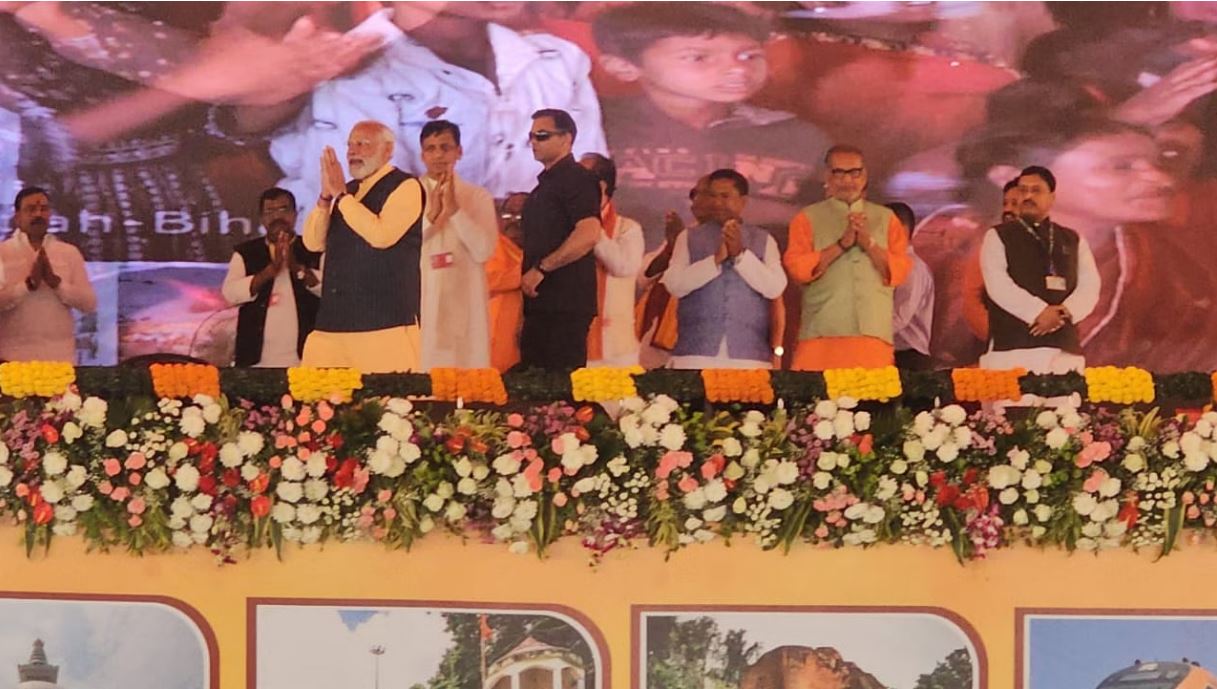 बिहार: पीएम मोदी ने लालू-तेजस्वी पर बोला हमला