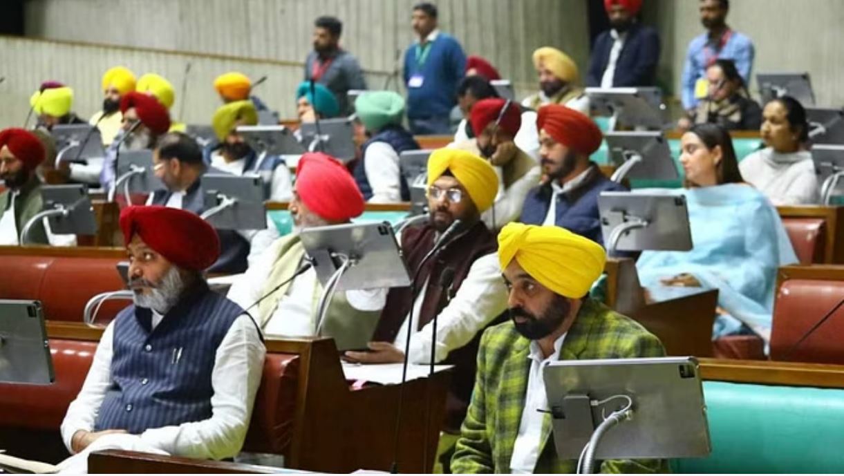 पंजाब: विधानसभा में कांग्रेस का हंगामा, राज्यपाल नहीं पढ़ सके अभिभाषण