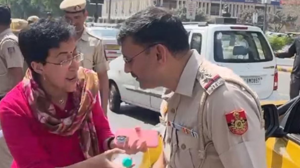 आतिशी और दिल्ली पुलिस में हुई जोरदार बहस