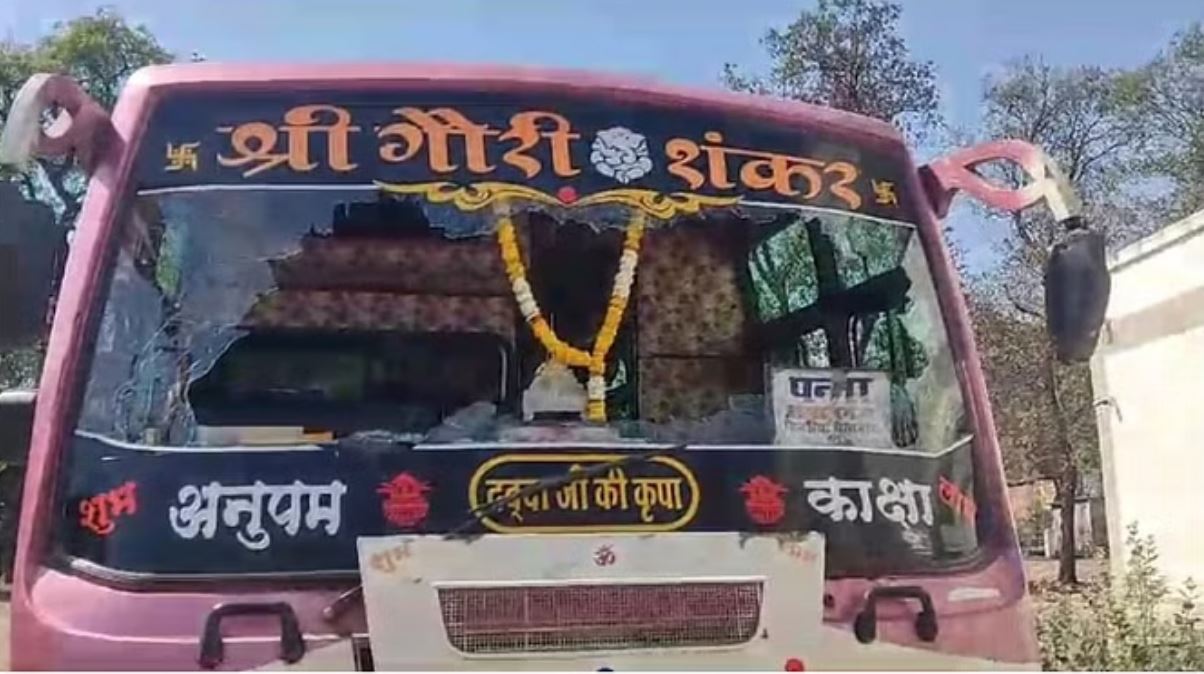 दमोह: साइड नहीं देने पर बाइक सवार भाइयों ने बस में तोड़फोड़ कर चालक को पीटा