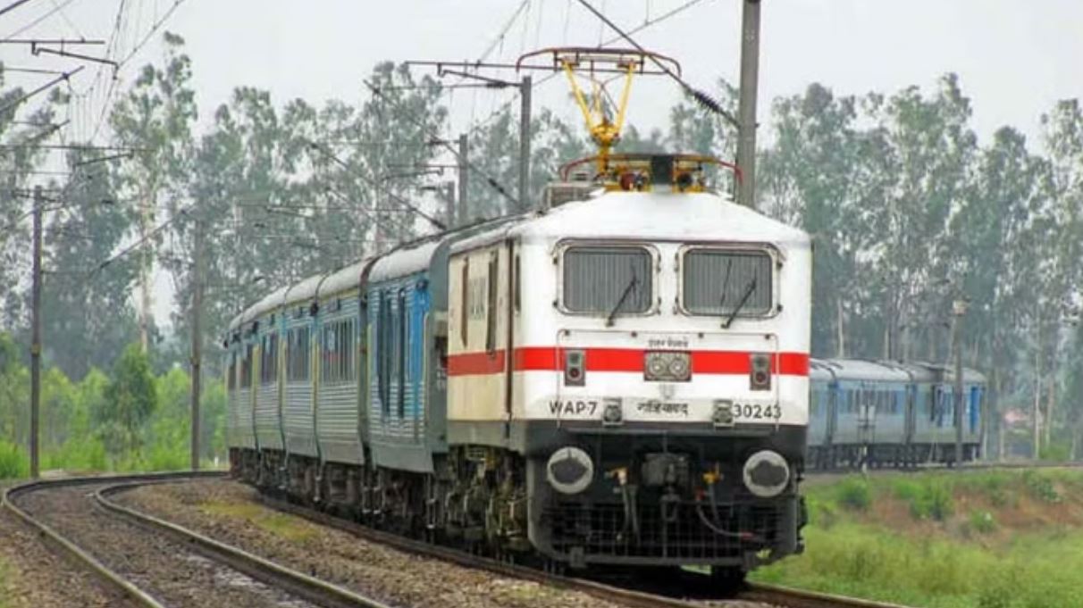 महिला दिवस: रांची-टोरी पैसेंजर ट्रेन की कमान महिलाओं ने संभाली