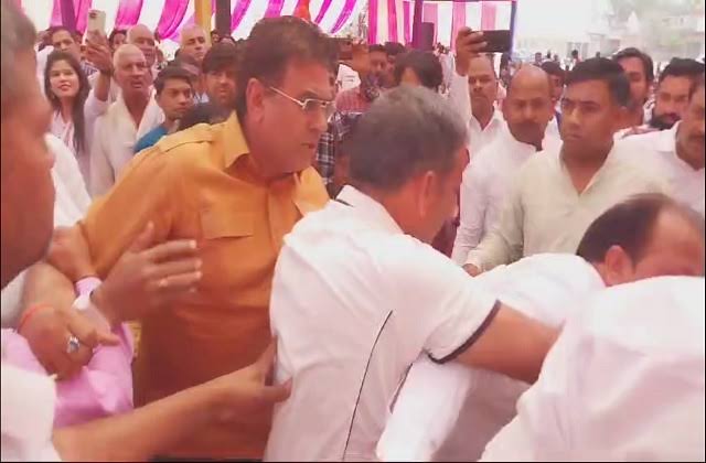 होली मिलन कार्यक्रम में भिड़े कांग्रेसी, जमकर चले लात-घूंसे