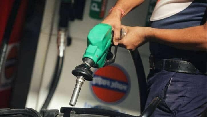 आज से दो रुपये सस्ता मिलेगा पेट्रोल-डीजल