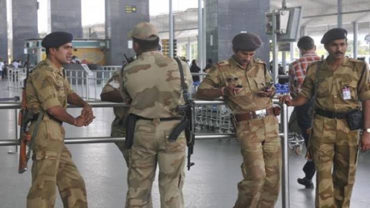 कोलकाता एयरपोर्ट पर ऑन ड्यूटी सीआईएसएफ जवान ने अपनी सर्विस राइफल से खुद को मारी गोली