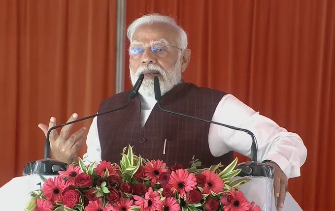 उत्तर प्रदेश के आजमगढ़ पहुंचे पीएम मोदी, सभा को कर रहे संबोधित