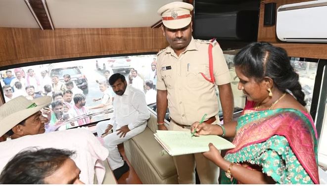 चुनाव अधिकारियों ने केसीआर के वाहन की ली तलाशी