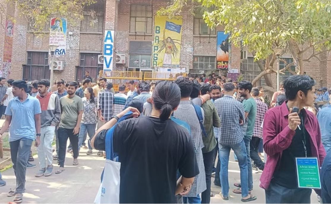 जेएनयू छात्रसंघ चुनाव के लिए वोटिंग, मतदान केंद्र पहुंच रहे छात्र