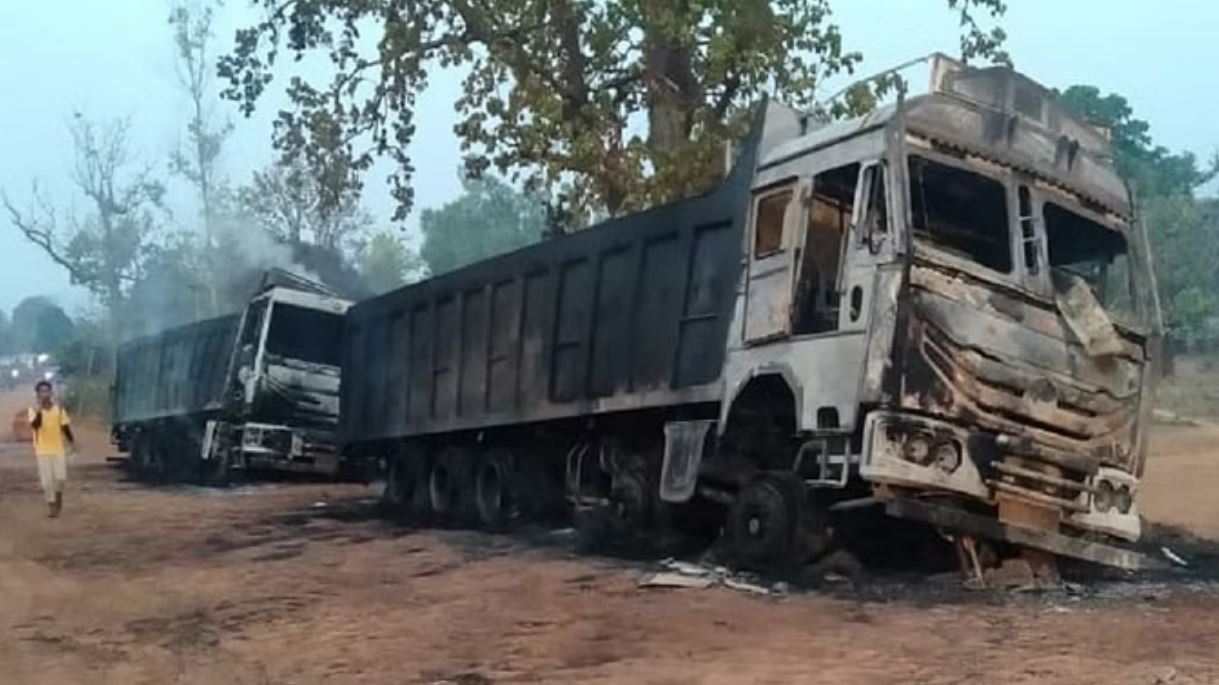 नारायणपुर: नक्सलियों ने लौह अयस्क से भरे ट्रकों को लगाई आग