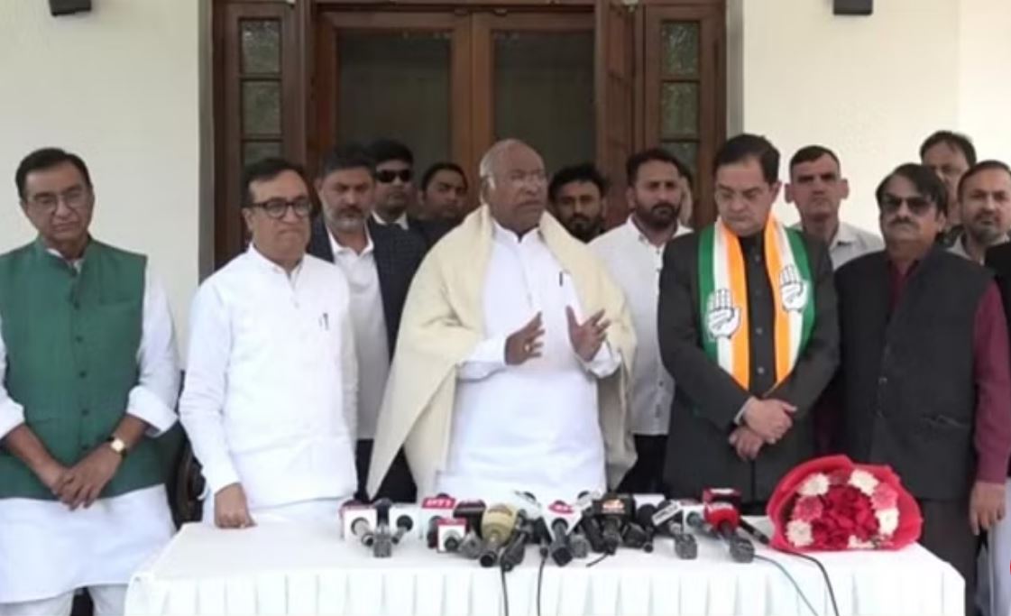 हरियाणा में BJP को झटका, सांसद बृजेन्द्र सिंह कांग्रेस में हुए शामिल