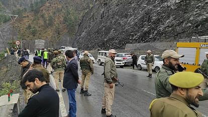 जम्मू-श्रीनगर राष्ट्रीय राजमार्ग पर 300 फुट गहरी खाई में गिरी SUV कार, 10 लोगों की मौत