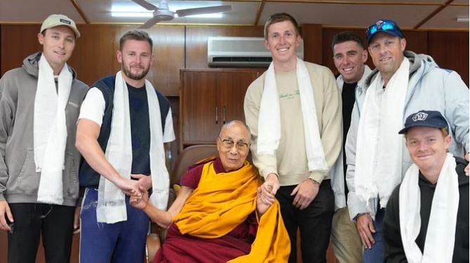 भारत बनाम इंग्लैंड: धर्मशाला टेस्ट से पहले इंग्लैंड के खिलाड़ियों ने की दलाई लामा से मुलाकात