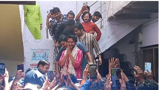 वृंदावन पहुंचे धीरेंद्र शास्त्री, बोले- 20 किमी दायरे में शराब और मांस की बिक्री पर लगे रोक