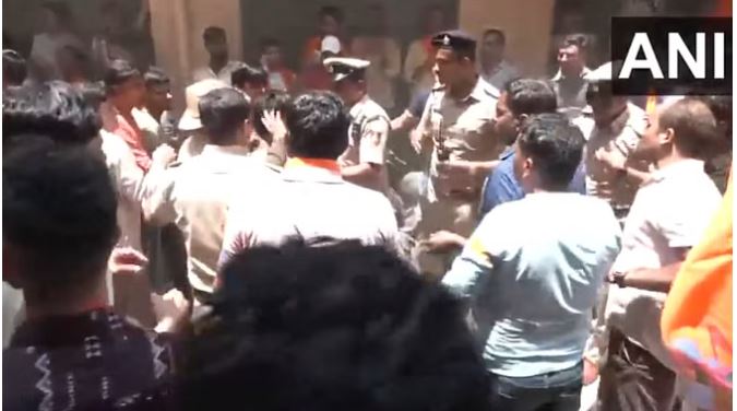 बंगलूरू में धार्मिक गीत बजाने पर दुकानदार की पिटाई से हंगामा