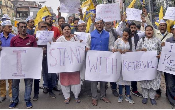 गिरफ्तारी के खिलाफ आक्रोश कोलकाता तक पहुंचा; आप और भाजपा कार्यकर्ताओं के बीच झड़प