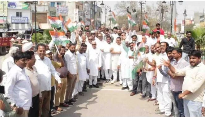 हनुमानगढ़: आयकर विभाग के 1823 करोड़ के नोटिस का विरोध, कांग्रेसियों ने किया प्रदर्शन