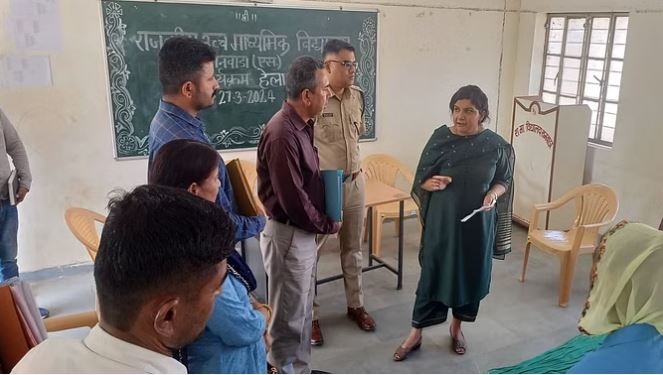 सिरोही कलेक्टर-पुलिस अधीक्षक ने किया संवेदनशील मतदान केंद्रों का निरीक्षण