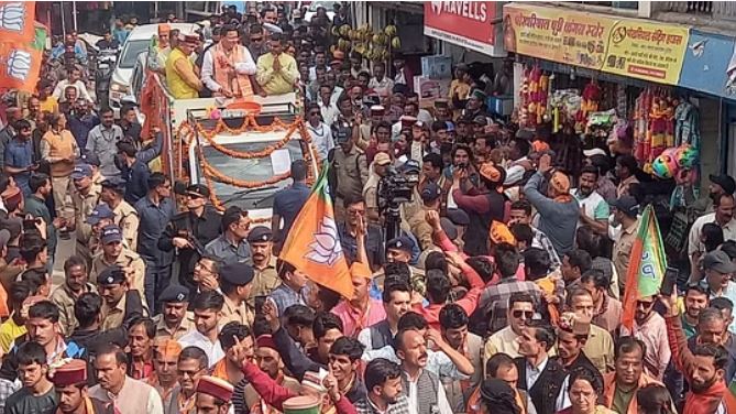 पुरोला में धामी, प्रत्याशी माला राज्य लक्ष्मी शाह के समर्थन में निकाला रोड शो