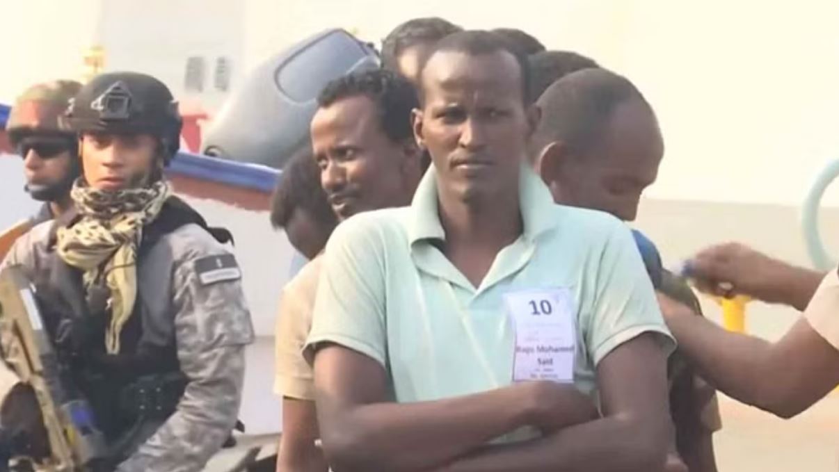 गिरफ्तार किए सोमालिया के 35 समुद्री लुटेरों को लेकर लौटा आईएनएस कोलकाता