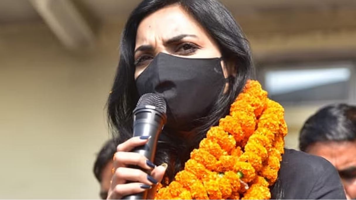 सीएम नीतीश थे नापसंद, अब लालू-तेजस्वी पर नकाब वाली नेत्री ने साधा निशाना